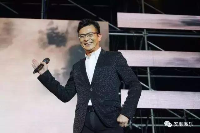 谭咏麟黄日华踢足球现场粉丝唱歌,谭咏麟黄日华参加活动