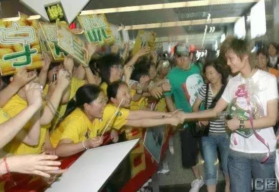 如果时光倒流你还会选择认识她吗,如果时光倒退你还会爱他吗