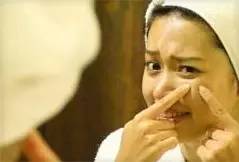 挤痘痘出来的白色东西很臭,挤痘痘出来的白色东西是什么