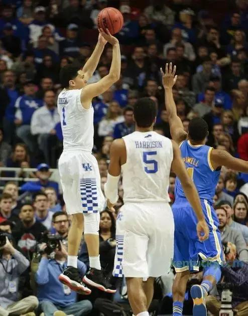 新秀布克格林共同穿过的鞋,布克70分球鞋