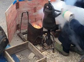 姑娘，别再抬脚了，整个车厢都弥漫着你臭袜子的味道