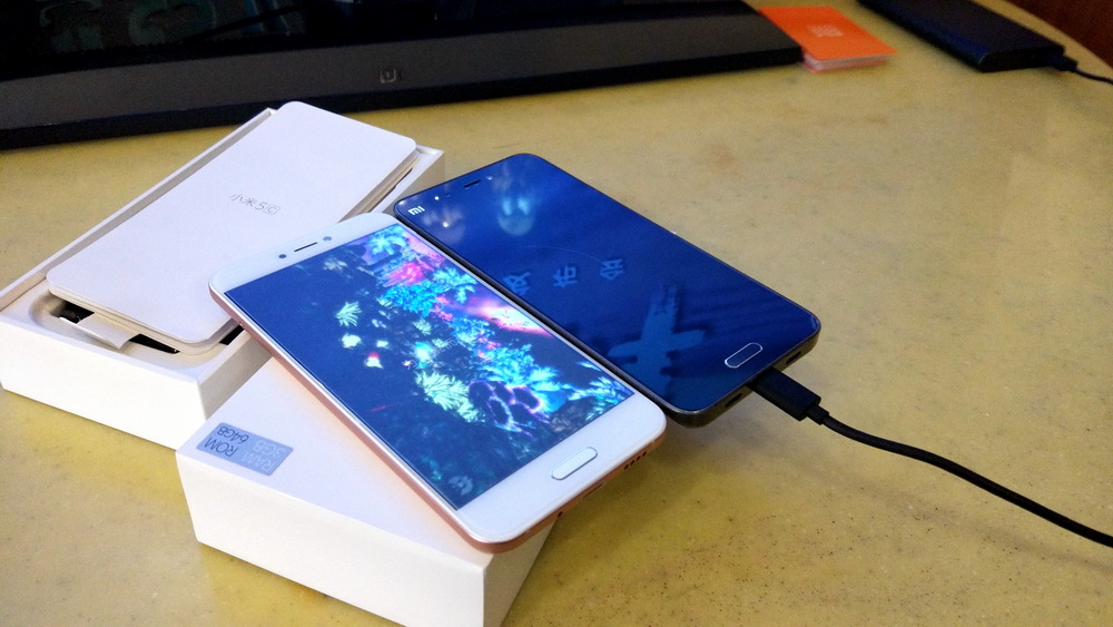 这是一部真小米手机，又轻又薄的小米手机5c