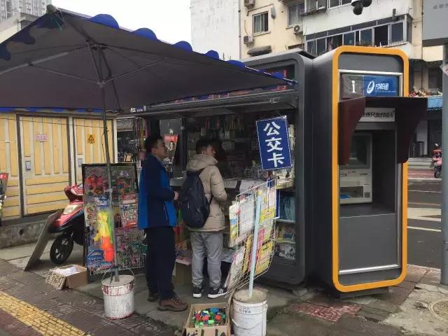 男孩子拥有的游戏机,随身携带各种各样工具的男人