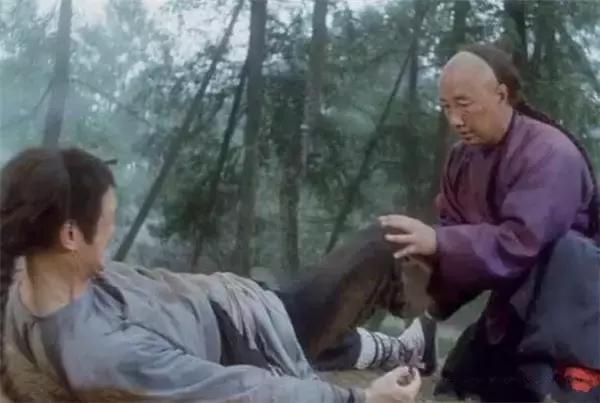 12岁武术冠军李连杰,李连杰和吴京在哪学的武术