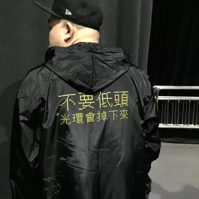 成军20年的*月天五**写满了我们青春，但他们做的潮牌真的丑爆了