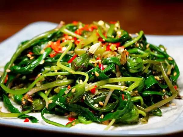 青岛市场火的小吃,最近很火的青岛菜