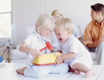 小孩爱挠人抓人怎么回事,一岁小孩打人挠人