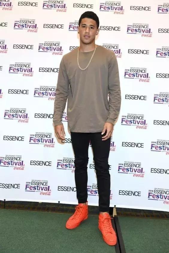 新秀布克格林共同穿过的鞋,布克70分球鞋