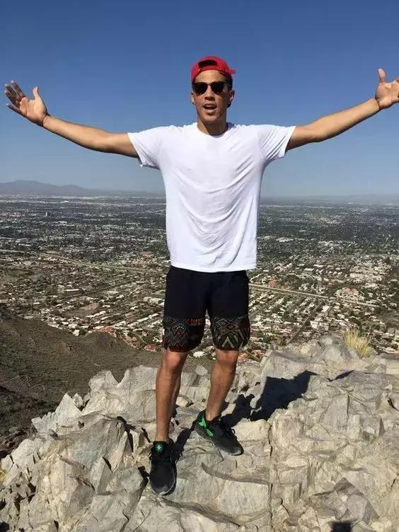 新秀布克格林共同穿过的鞋,布克70分球鞋