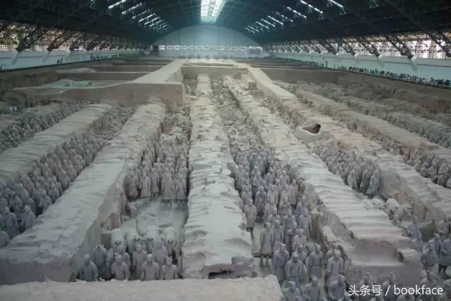 一群男人列队欢迎,霸道总裁出场一群男生迎接