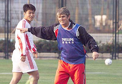 家有豪车只敢开桑塔纳！中国第一金哨因*球赌**入狱他自称是牺牲品