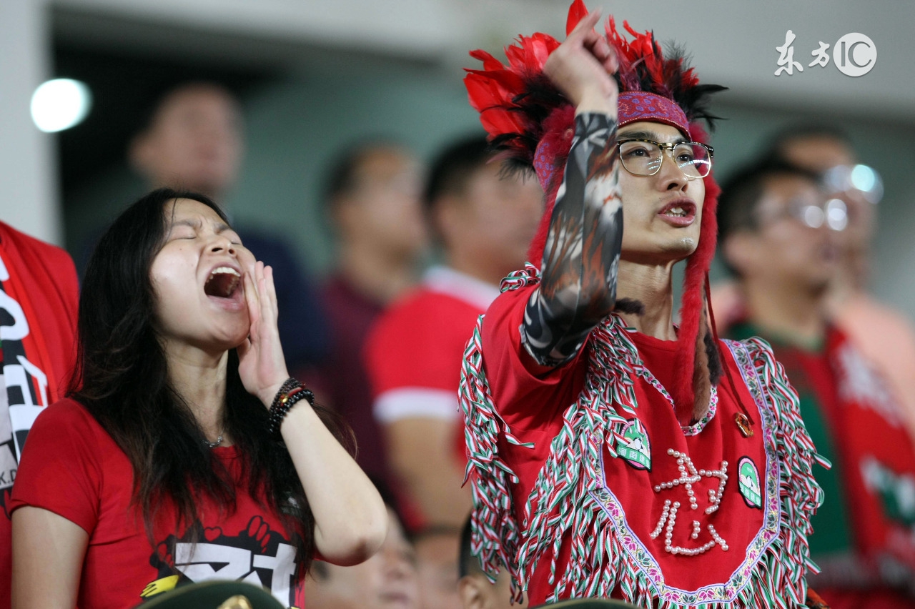 中超比赛女球迷,中超开赛现场观众