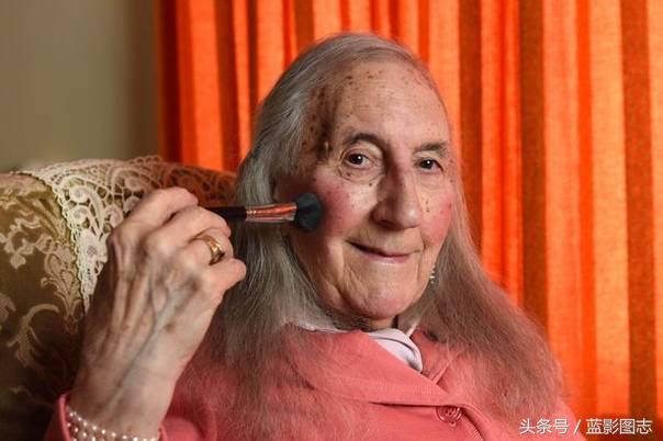 压抑本性90年，英国老兵决定在生命最后做回女人