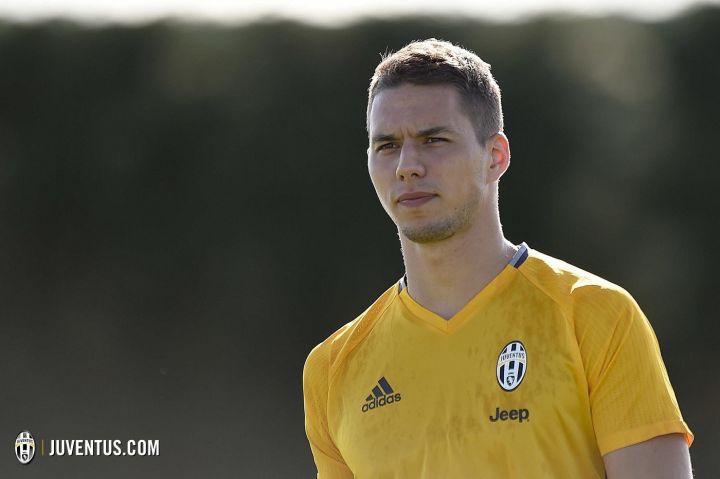 最新新闻早报十分钟,早报新闻今日头条