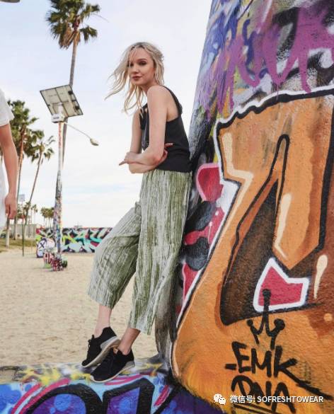 ugg鞋穿搭,ugg复古鞋怎么搭配衣服