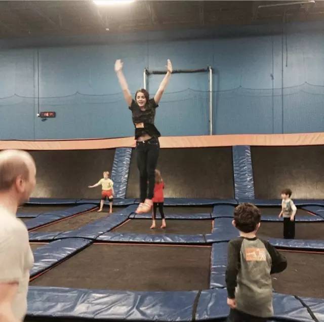 深夜东西｜时尚圈最强联姻，准新娘实力丝毫不输女魔头妈妈