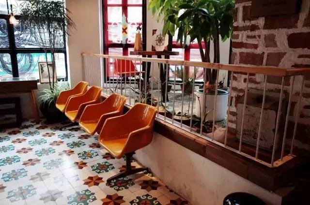 这座藏在旧城区菜市场里的“百货”，装满了老厦门的味道！