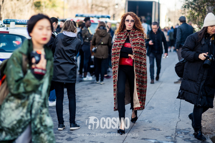 下周穿什么｜白西装+开叉裤=显瘦2kg？宋茜表示肯定