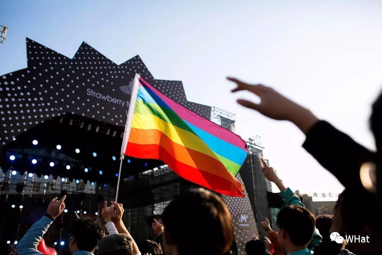 舔一口芝士草莓,舔一口草莓味奶油