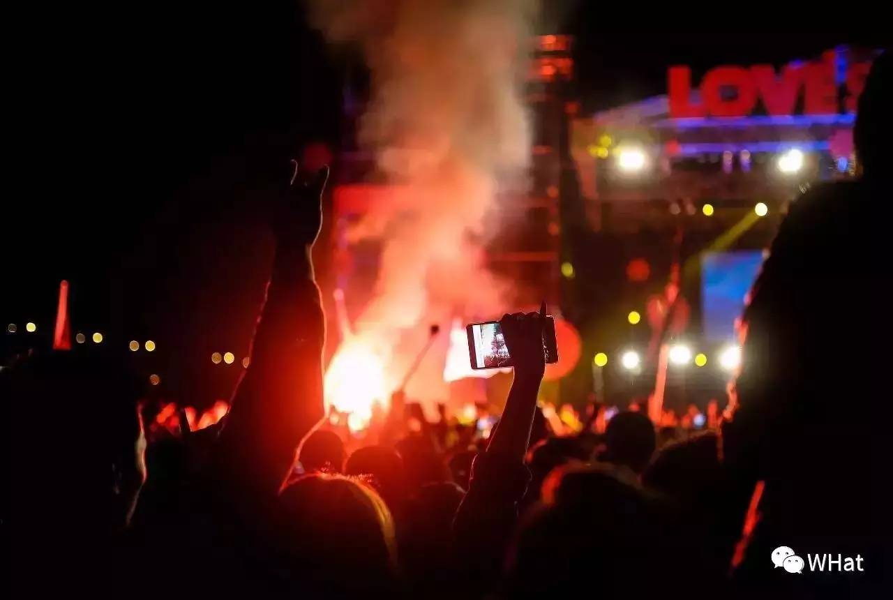 舔一口芝士草莓,舔一口草莓味奶油