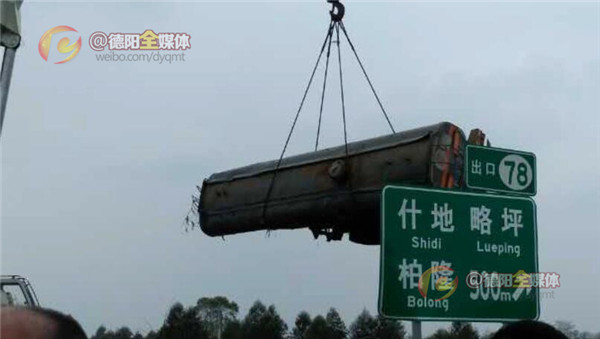 成绵高速公路上一车辆侧翻,成绵高速液化气罐车和货车相撞