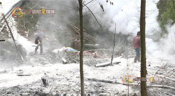 成绵高速公路上一车辆侧翻,成绵高速液化气罐车和货车相撞