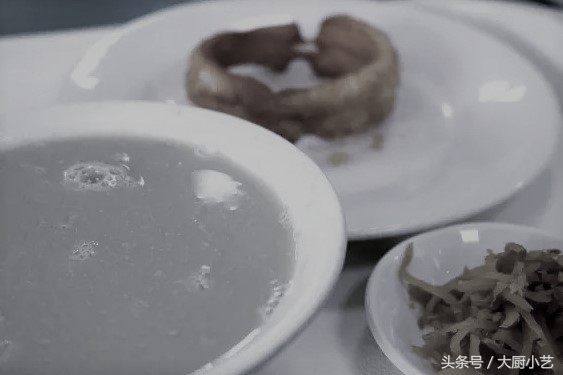 老北京豆汁儿，被外地人称为最“难吃”的京味，却是老北京的命根