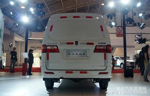 续航300公里5门4座微型车,一款外观像越野车的小型电动车