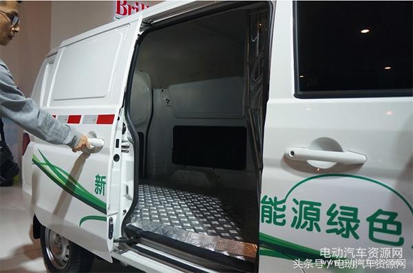 续航300公里5门4座微型车,一款外观像越野车的小型电动车