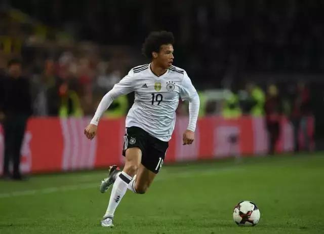 他们穿什么用英文怎么说,他们穿着什么用英文怎么说