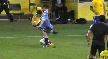 足球史上十大经典假摔,笑到抽筋的踢球视频