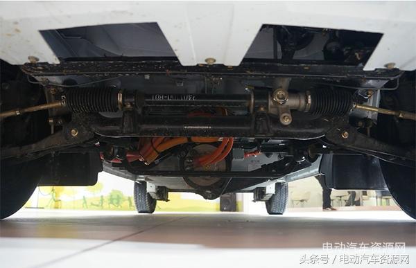 续航300公里5门4座微型车,一款外观像越野车的小型电动车