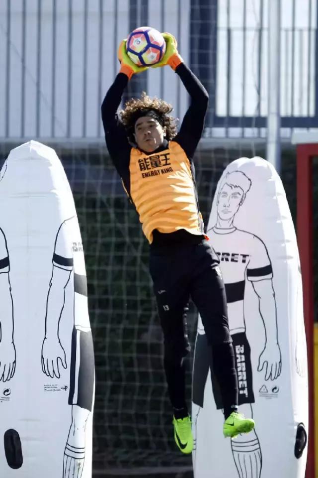 他们穿什么用英文怎么说,他们穿着什么用英文怎么说