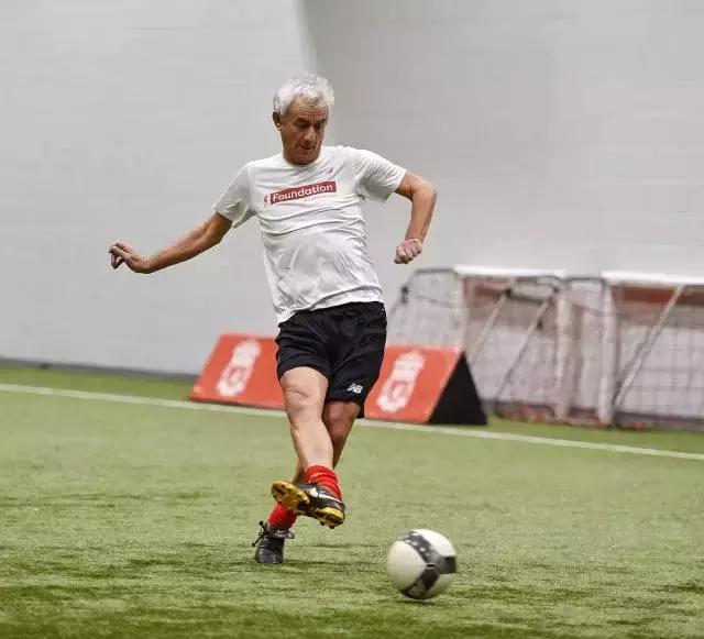 他们穿什么用英文怎么说,他们穿着什么用英文怎么说