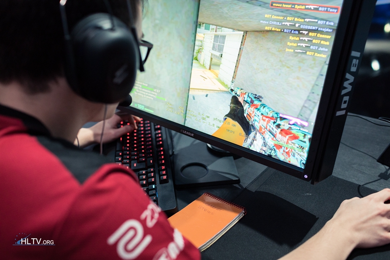 卓威新品谍照：ZOWIECELERITASⅡ电竞机械键盘