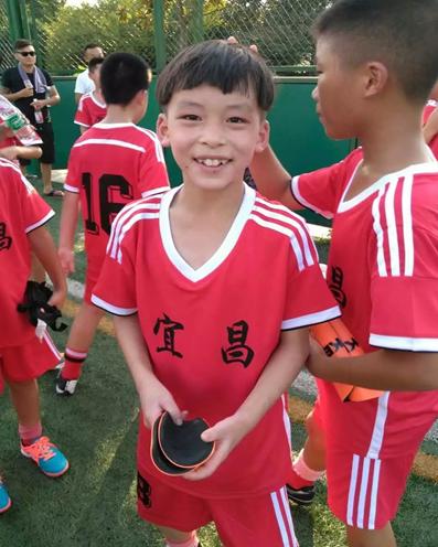 萌娃进球全场欢呼,100个萌娃射门挑战