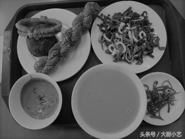 老北京豆汁儿，被外地人称为最“难吃”的京味，却是老北京的命根