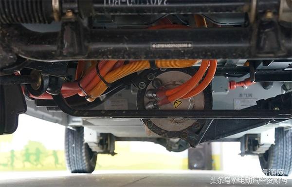 续航300公里5门4座微型车,一款外观像越野车的小型电动车