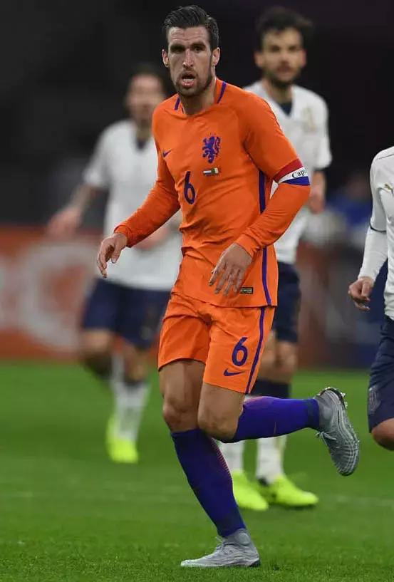 他们穿什么用英文怎么说,他们穿着什么用英文怎么说