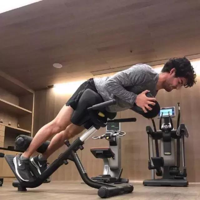 他们穿什么用英文怎么说,他们穿着什么用英文怎么说