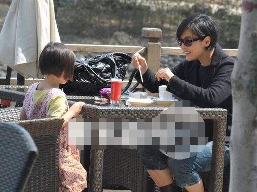 “男人婆”张延淡出娱乐圈女儿已12岁，原来娱乐圈夫妻这么多