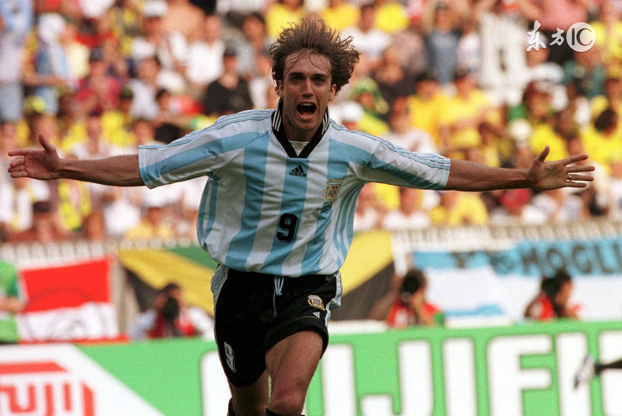 他们是足球场上的“神”，然而封神之路却不尽相同