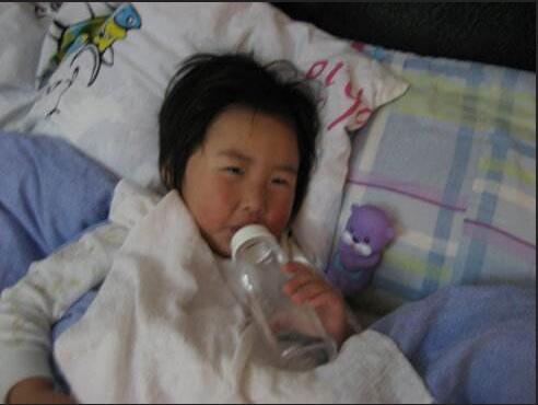 小朋友带奶瓶上学,儿子都9岁了还让妈妈哄着睡觉