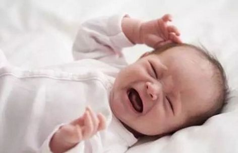 如何安抚新生儿宝宝哭闹,新生儿哭闹安抚小妙招用毛巾