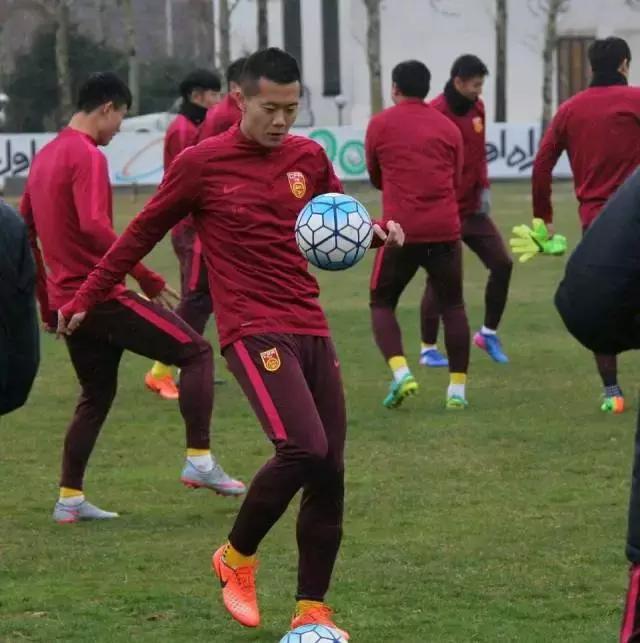 他们穿什么用英文怎么说,他们穿着什么用英文怎么说