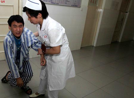 过半严重精神障碍患者家庭贫困国家能免费治疗吗？