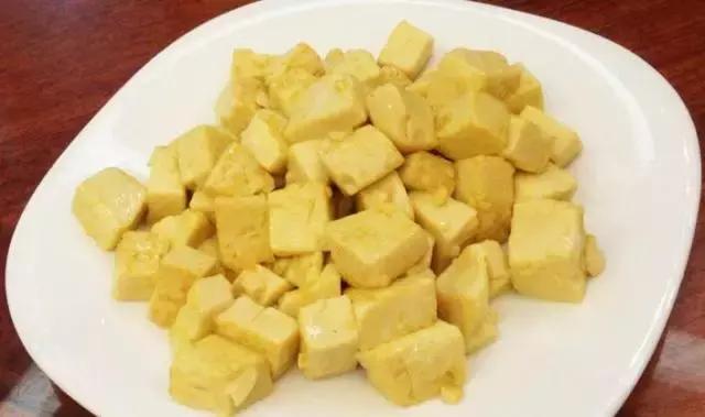 蟹黄豆腐煲的做法步骤,做好吃的蟹黄豆腐煲