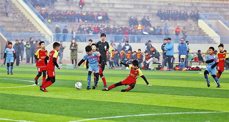 萌娃进球全场欢呼,100个萌娃射门挑战