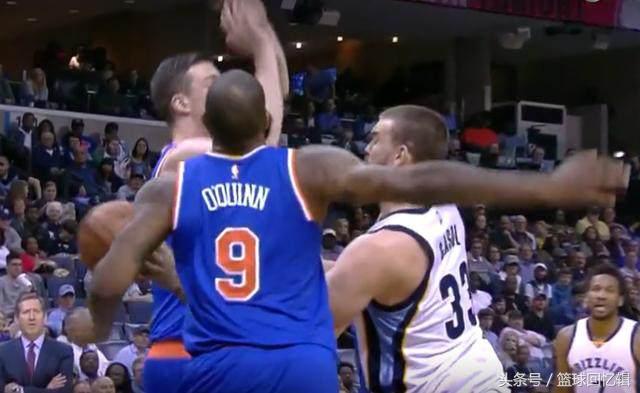 好疼！奥奎因巨掌“怒扇”队友一巴掌，队友半边脸都红了！