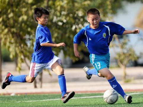 萌娃进球全场欢呼,100个萌娃射门挑战